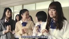 女孩拨开头发，让同学看自己的后脑勺，同学看完吓得当场逃离