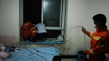 男子深夜悬坐6楼床边痛哭欲自杀 提出愿望：想当一次消防员