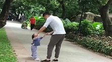 自从生了小情人，爸爸都被她磨得没脾气，一出门就成了这幅德性！