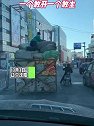 辽宁沈阳：叉车载着一大堆货物，一个敢开一个敢坐