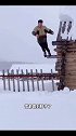 一男子清理屋顶积雪时瞬间“雪崩”，滑落的积雪将其埋住。网友：活30年没见过这么大的阵仗