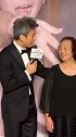 邓超出席首映礼，母亲惊喜现身令他感动不已，从小两人相依为命