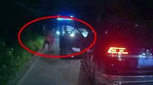 四川成都：司机夜间行车多了句嘴，被两名赤膊男逼停殴打