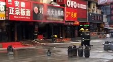 突发！抚顺商业城步行街门市房爆炸起火 有消防员被房内气浪冲出