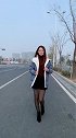 小姐姐穿黑色的高跟鞋搭配羽绒服，真美！
