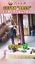 上海一女子在寺庙内用长镊子偷盗功德箱被抓，还真是无神论者寺庙