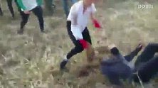 俄罗斯女球迷野外约架斗殴 英格兰球迷看完瑟瑟发抖