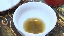 王老吉里喝出一坨“纸巾” 南昌经销商：漏气发霉所致
