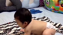 9个月的小胖墩，在床上自娱自乐好开心，这身肉肉太可爱了