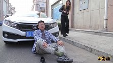 小伙碰瓷拿出了十八般武艺，结果还是竹篮打水一场空，看完笑趴了
