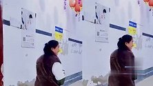 衣哥老婆被男子拍照骚扰！一路小跑表情娇羞