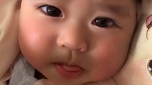 宝宝你倒是睡嘛，下一秒宝宝魔性反应，瞬间被萌一脸