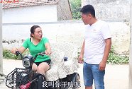 后妈打牌欠人钱，邻居不敢惹他后妈，在大博面前耍孬种