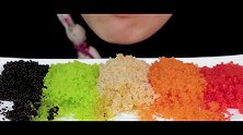 小姐姐吃各种颜色的飞鱼籽，看起来很美味呀