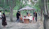 吴磊后知后觉的发现自己的头发烧焦了,他的反应好可爱!