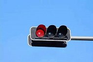 路口信号灯全变红灯，男子被抓后称：调了3天，全是红灯更安全