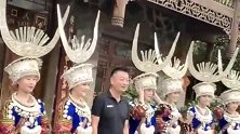 在苗寨里偶遇大咖，苗族的姑娘们都抢着跟他合照，简直太幸运了！