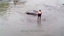 枯井中传来奇怪的声响，村民们纷纷上前查看，被里面的东西吓到了