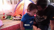 爸爸剃胡子，双胞胎宝宝看到后，女宝宝的反应太逗了