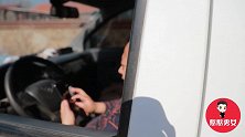 姑娘坐车和司机讲价，一个动作吓得司机不敢要钱，太逗了