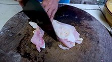 大姐在小院里做棒棒鸡，把狗狗馋到流口水，小狗竟然是撸串高手