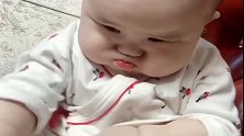 妈妈给宝宝吃了一口山楂糕，宝宝被酸的脸都变形了，简直太萌了！