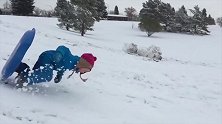 好玩的滑雪合集宝宝坐在滑雪板上摔下来，太吓人了！