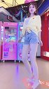 牛仔短裤的穿搭显出大长腿真是肤白貌美