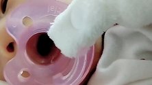 小宝宝才出生七天，没想到第一次使用安抚奶嘴，宝宝一学就会了！