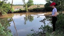 钓鱼：农家大妹子用活饵野钓，鱼追着钓饵抢食，今天中鱼不断