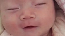 40天的宝宝真魔性，这样瞧那样看的，结果还笑成那样