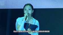 张靓颖嫌牛仔裙太单调，在裙子中间剪了一条“宽缝”，更显腿长了
