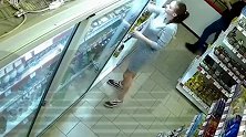 女子穿连衣裙超市行窃 至少6件东西塞进内衣内裤