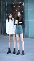 生活就像一出戏，一切都取决于表演，左边的女孩真的很努力