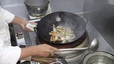 螃蟹除了清蒸，还可以整一道这样的姜葱炒蟹，好吃到停不下来