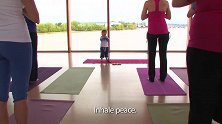 两岁小娃竟然教一群大人练瑜伽，一脸的认真，奶凶奶凶的太可爱了