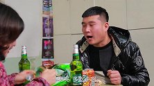 美女经常来蹭吃蹭喝，小伙这次学聪明了，和超市老板娘一起套路她
