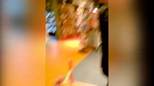 小宝宝，你爸爸不让你碰，你居然跟你爸爸玩心思！
