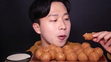 看起来甜腻腻的奶油芝士球，小哥吃得津津有味