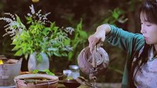 土豆泥配土豆片，一壶花茶配晚餐，李子柒和奶奶碰杯共饮