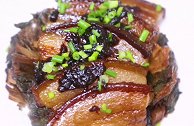 过年这样做梅菜扣肉，汁黏稠鲜美，扣肉滑溜醇香，不油不腻，过瘾