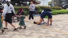 爆笑：为了吃零食的小姑娘，表演各种撒泼打滚