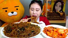 小姐姐吃一大份红辣椒青辣椒炒粉丝搭配辣泡菜，真的超级好吃呀