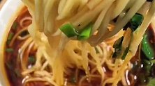 简单又好吃的热汤面，真是懒人的必备啊，赶紧行动起来吧！