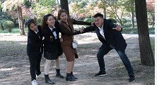 同学们非要玩老鹰捉小鸡游戏，老师当老母鸡保护小鸡们，太有爱了