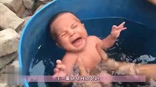 新手妈妈给宝宝洗澡，水温不合适就直接放水里，下一秒宝宝蒙了