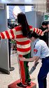 张一山绯闻女友宋妍霏过安检，竟然穿着毛衣