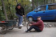 “收破烂”小伙遇“摆地摊”美女，俩人套路一个比一个深