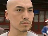 小伙正在教人练拳，这时官差杀到搜出大量贼赃，小伙陷入危机
