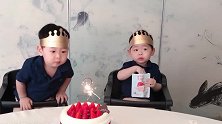 双保胎宝宝过生日，面对众人鼓掌，两个人一脸惊呆的表情好搞笑！